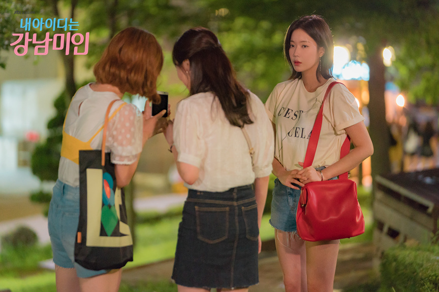 Kang Mi Rae from Gangnam beauty wearing a T-Shirt with the imprint C'EST CELA