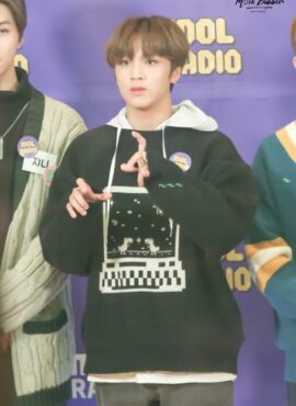 Black Retro Style Sweatshirt | Haechan - NCT