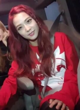 Red Crying Anime Sweatshirt | Jisoo - BlackPink