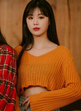 Orange V-Neck Rib Thin Sweater | Soojin - (G)I-DLE