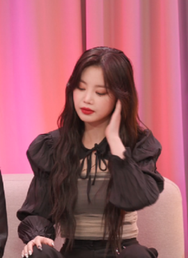 Black Puffed Sleeve Shawl Top | Soojin - (G)I-DLE