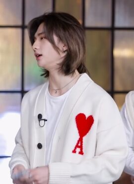 White Knitted Ace of Hearts Cardigan | Hyunjin - Stray Kids