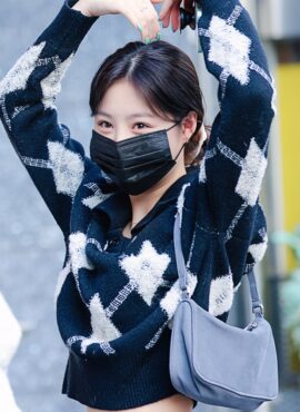 Black Collared Knit Sweater With Argyle Pattern | Soojin - (G)I-DLE