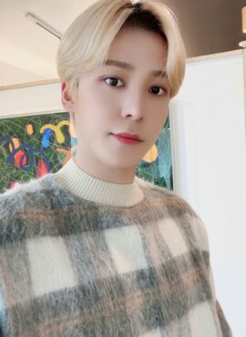 Grey Grid Sweater | Yunho - ATEEZ