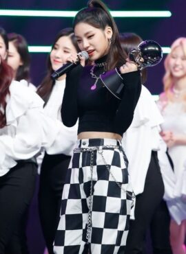 White And Black Checkered Straight-Cut Pants | Yeji - ITZY