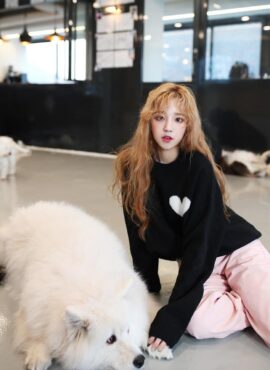 Black Heart Crossed-Back Sweatshirt | Yuqi - (G)I-DLE