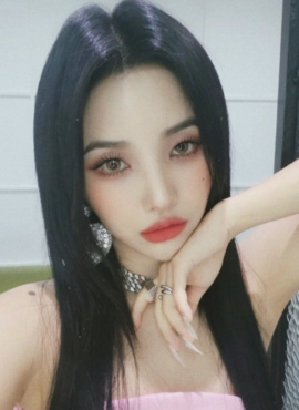 Silver Oversized Heart Charm Earrings | Soyeon - (G)I-DLE