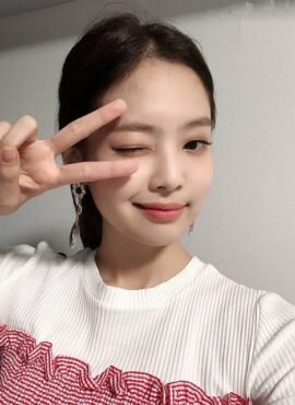 Red Plaid Tube On White T-Shirt | Jennie - BlackPink