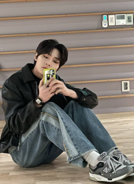 Blue Side Distressed Denim Jeans | Jeongin - Stray Kids