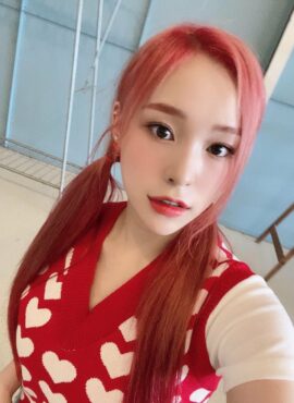 Red Heart Pattern Vest | Gahyeon - Dreamcatcher