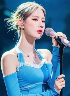 Blue Contrast Lining Top With Arm Sleeves | Miyeon - (G)I-DLE