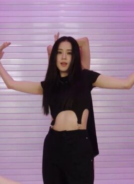 Black Buckle T-Shirt | Jisoo - BlackPink