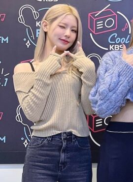 Beige Off Shoulder Knitted Sweater | Miyeon - (G)I-DLE