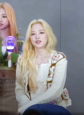 Beige Floral Crocheted Cardigan | Shuhua - (G)I-DLE