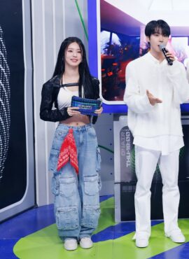 Blue Denim Cargo-Style Jeans | Miyeon - (G)I-DLE