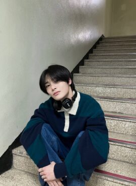 Blue And Green Collared Stripe Sweater | Jeongin - Stray Kids