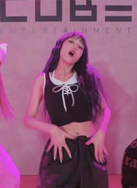 Black Half-Laced Up Tank Top | Minnie - (G)I-DLE