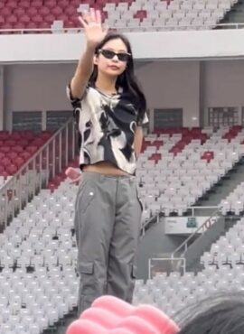 Grey Cargo Pants With Pocket Flap Details | Jennie - BlackPink