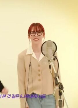 Beige V-Neck Blazer Jacket | Moonbyul - Mamamoo