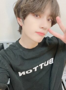 Black Button Print T-Shirt | Beomgyu - TXT