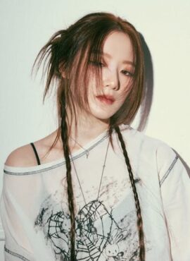 White Printed Drawstring Long Sleeve T-Shirt | Shuhua - (G)I-DLE